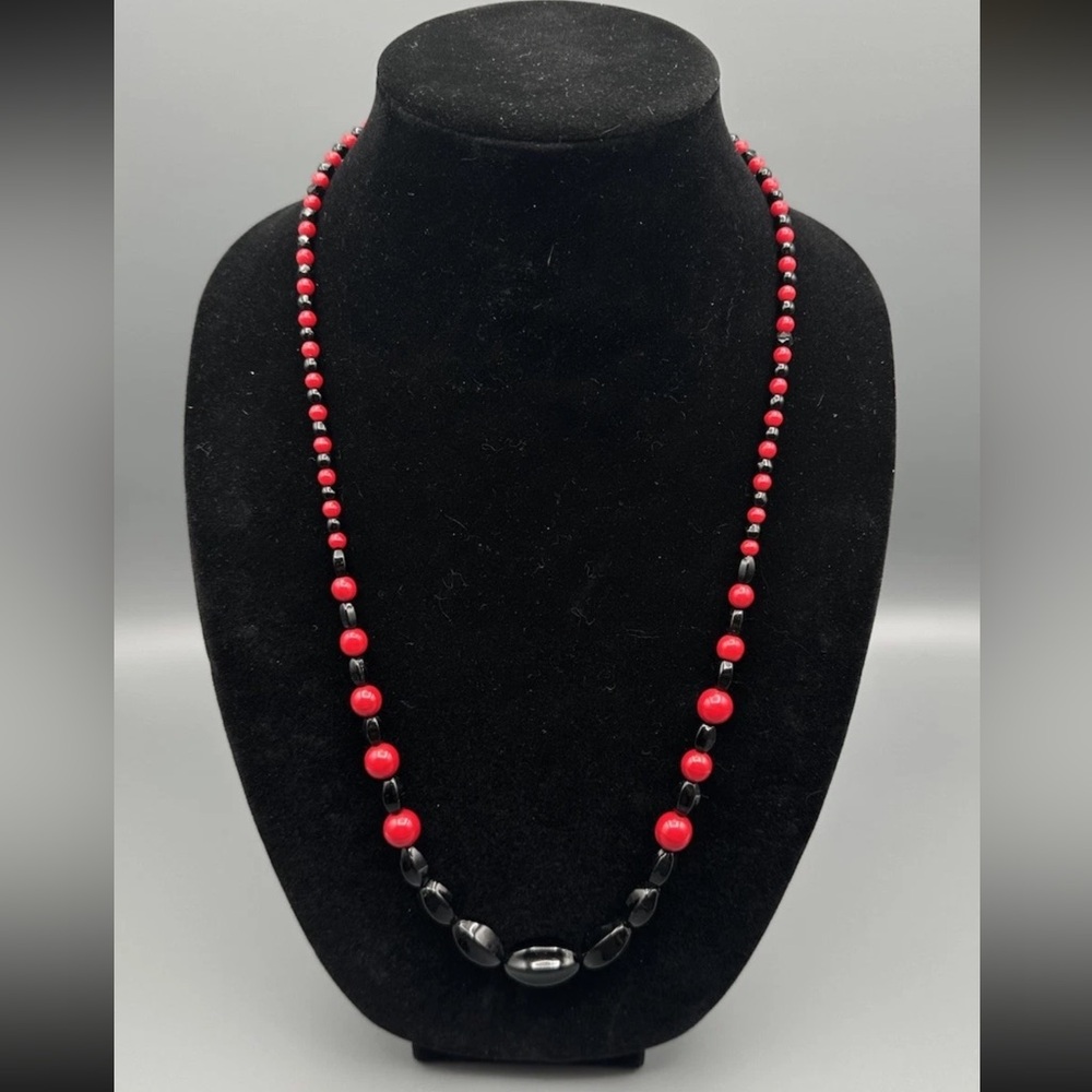 Vintage Black & Red Glass Beaded Necklace ~27” Box Clasp Unsigned *Some Chipped* - Picture 2 of 14